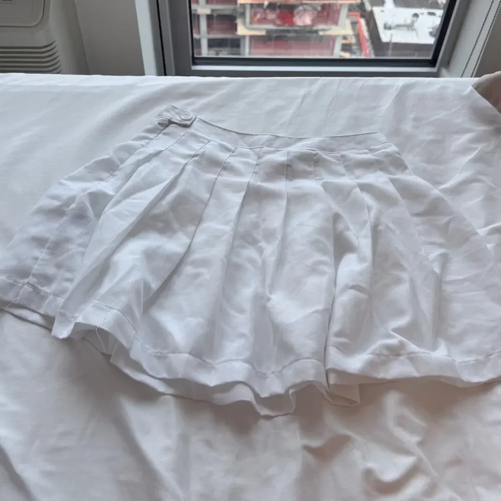 High rise white pleated skirt
